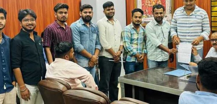 ऋषिकेश: NSUI सचिव पर फ़ीस हड़पने का आरोप, ABVP ने निदेशक कार्यालय के बाहर किया धरना