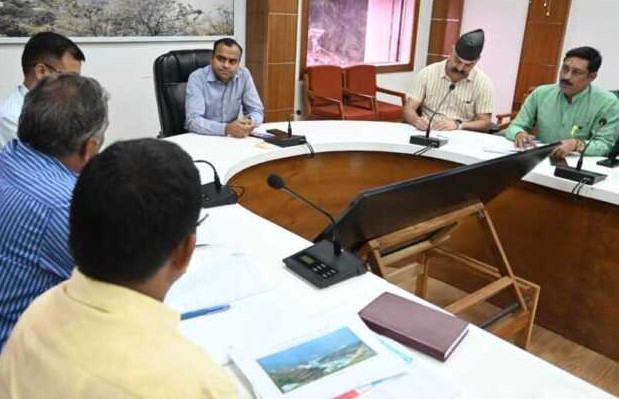 लखवाड़ बांध पीड़ितों को मिलेगी राहत? जिलाधिकारी मयूर दीक्षित ने की समिति के साथ बैठक