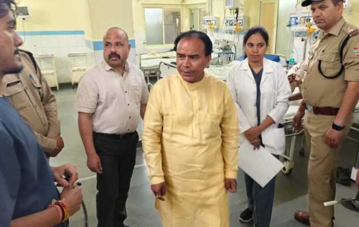 श्रीनगर अस्पताल में मंत्री का अचानक निरीक्षण: चारधाम यात्रियों के इलाज पर जोर, लापरवाही पर चेतावनी