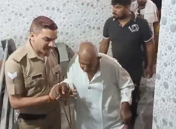“मित्र पुलिस” की मिसाल: नीलकंठ मंदिर में श्रद्धालुओं को मिल रही त्वरित मदद