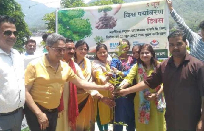 विश्व पर्यावरण दिवस पर मुनि की रेती में हरियाली अभियान: आस्था पथ पर लगाए गए फलदार-फूलदार पौधे