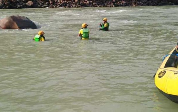 ऋषिकेश: गंगा में बहा दिल्ली का युवक, SDRF की खोज जारी