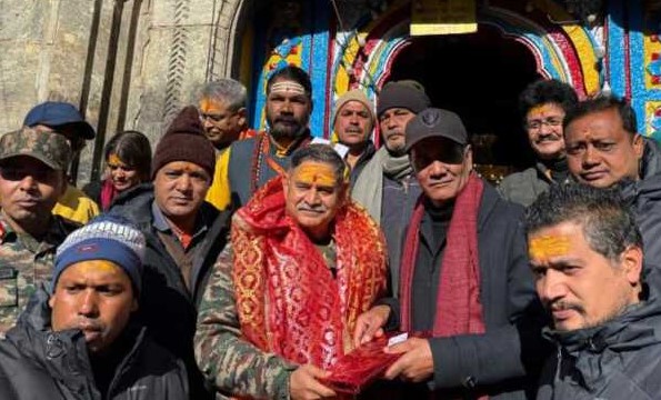 रुद्राभिषेक के बाद मंदिर समिति ने भेंट किया प्रसाद