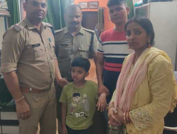 2 घंटे की मशक्कत रंग लाई: ऋषिकेश पुलिस ने गुमशुदा बच्चे को गंगा घाट से बचाया