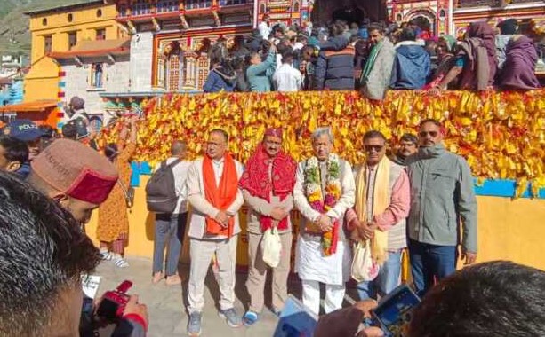 बदरीनाथ धाम में पूर्व सीएम तीरथ सिंह रावत ने की महाभिषेक पूजा