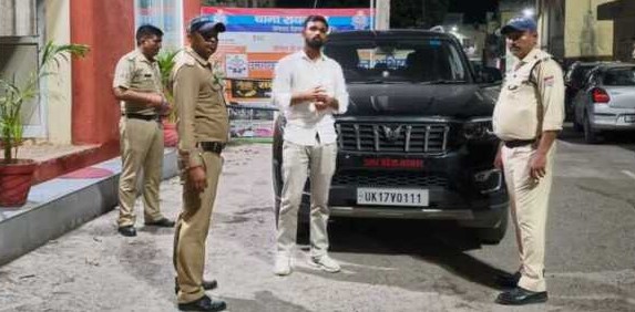 प्राइवेट कार पर ‘यूपी सरकार’ लिखवाकर हूटर बजा रहा था युवक, पुलिस ने जब्त की गाड़ी
