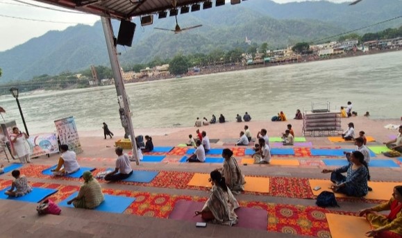 ऋषिकेश में हरित योग कार्यक्रम: 21 जून के लिए आयुष विभाग की तैयारियाँ शुरू