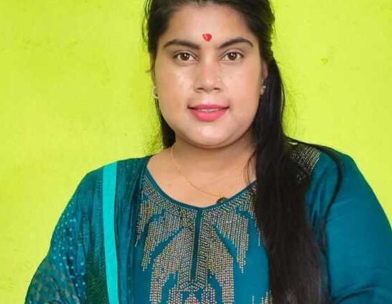 पढ़ी-लिखी युवती का संकल्प: गाँव की सड़कें होगी सुधरी, महिलाएं होंगी आत्मनिर्भर