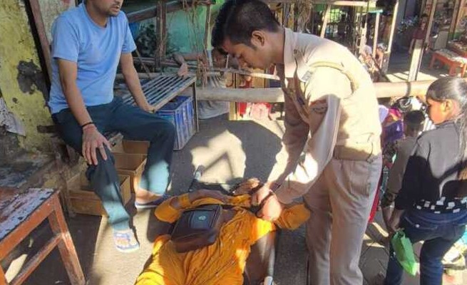 गर्मी में बेहोश हुई श्रद्धालु को पुलिस ने बचाई जान, सेवा भावना की मिसाल
