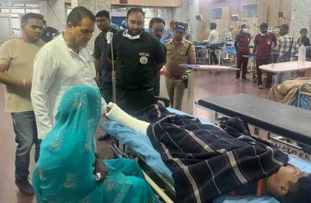 एम्स ऋषिकेश पहुंचे डॉ. अग्रवाल, मनसा देवी हादसे के घायलों का लिया हालचाल