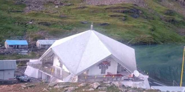 ब्रह्मकमल की छटा के बीच श्रद्धालुओं ने लिया हेमकुंट साहिब का आशीर्वाद