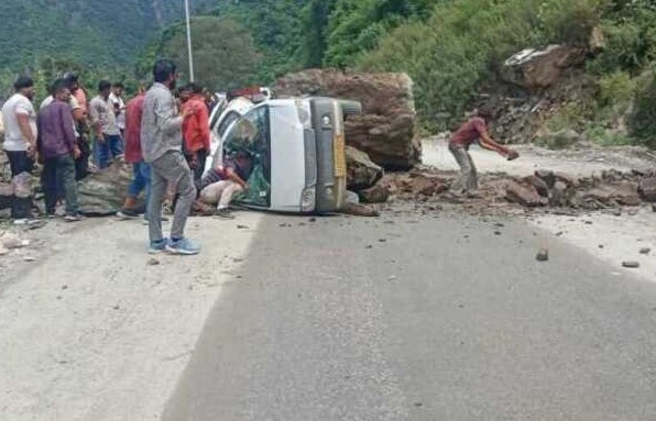 देवाल से देहरादून जा रहे यात्रियों पर टूटा पहाड़ का कहर