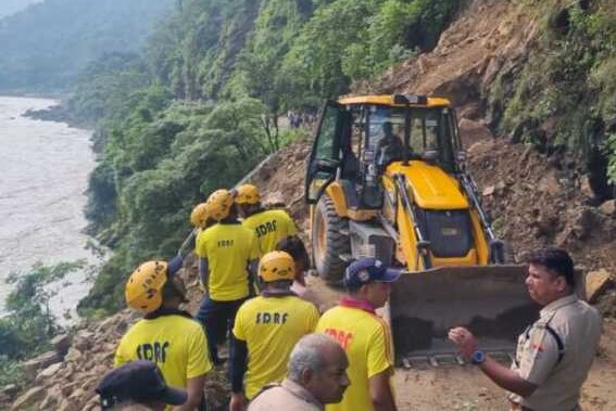 लक्ष्मण झूला क्षेत्र में भूस्खलन से भीषण हादसा, ट्रक नदी में गिरने की आशंका