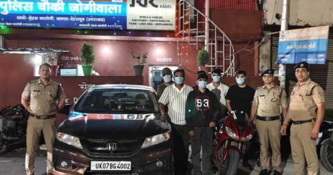 स्वतंत्रता दिवस पर हंगामा: देहरादून मॉल की छत पर अवैध रेसिंग, पुलिस ने 15 पर कार्रवाई की