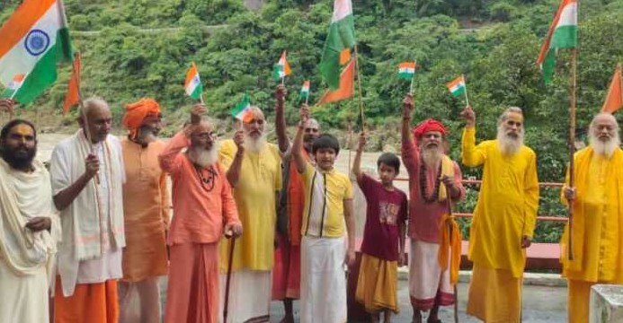संतों ने फहराया तिरंगा, कहा- ‘राष्ट्रभक्ति सनातन संस्कृति की रक्षा का आधार’