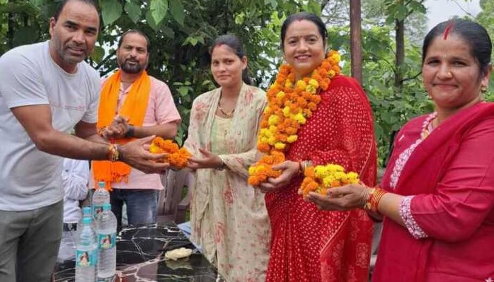 जनादेश के बाद पहला दौरा: बीजेपी की गीता दवाण ने ग्रामीणों से की विकास योजनाओं की चर्चा