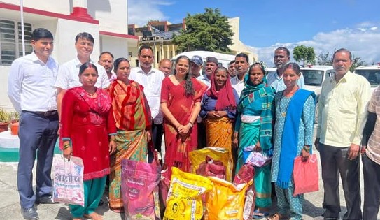 टिहरी: भारी बारिश से प्रभावित ओखला गांव के 9 परिवारों को मिली राहत, कलेक्ट्रेट में वितरित की गई राशन सामग्री