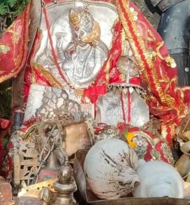 माँ राजराजेश्वरी की मूर्ति सहित कई देव प्रतिमाएँ सुरक्षित बरामद, ग्रामीण भावुक