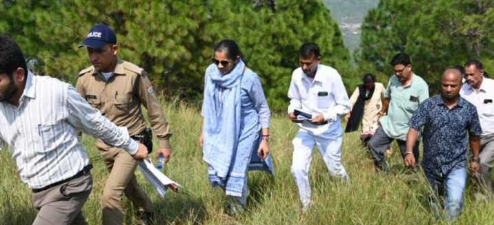 टिहरी: आपदा प्रभावित पनेथ गांव के विस्थापन का जायजा, 21 परिवारों को शिफ्ट किया जाना है।