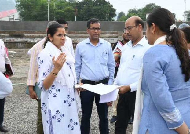टिहरी जिलाधिकारी ने मुनि की रेती स्थित सरस मेला स्थल का किया निरीक्षण, दिए निर्देश