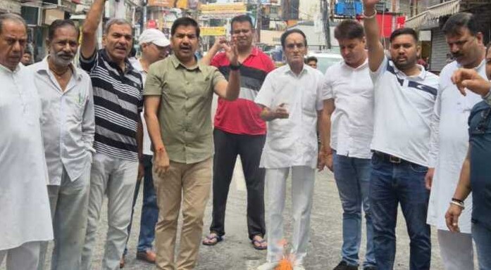 ऋषिकेश: कांग्रेस ने सरकार के भ्रष्टाचार के खिलाफ किया पुतला दहन, जॉर्ज एवरेस्ट एस्टेट घोटाले का उठाया मुद्दा
