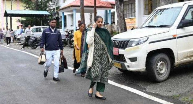 टिहरी की जिलाधिकारी ने ‘नो व्हीकल डे’ मनाया, आवास से कार्यालय तक पैदल पहुंचकर दिया संदेश