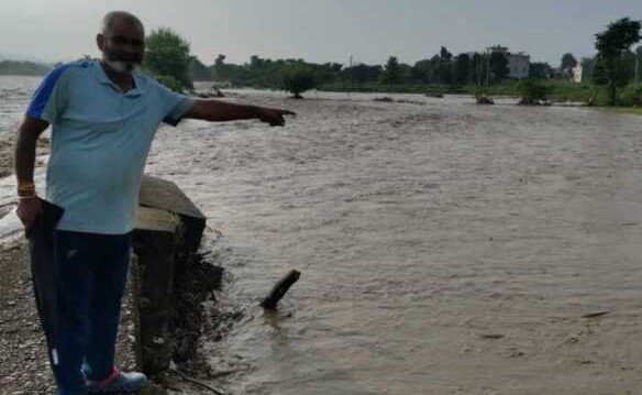 ऋषिकेश: भारी बारिश से सोंग नदी में बाढ़, तटबंध टूटने से खदरी गाँव में घरों और फसलों को नुकसान