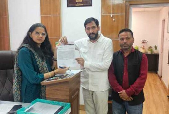 टिहरी: स्व. गंभीर सिंह कठैत को आंदोलनकारी का दर्जा दिलाने की मांग, सेमवाल ने जिलाधिकारी को सौंपा ज्ञापन