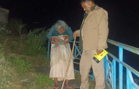 पौड़ी पुलिस ने 92 वर्षीय भटकी बुजुर्ग महिला को सुरक्षित घर पहुँचाया