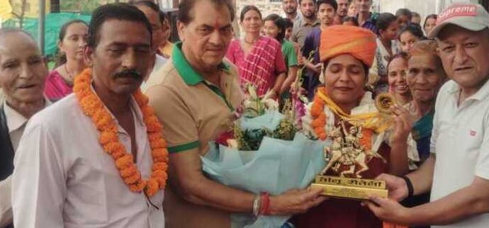 ऋषिकेश: बैंकॉक एशियन गेम्स के लिए चयनित साक्षी चौहान को विधायक डॉ. अग्रवाल ने दी बधाई।