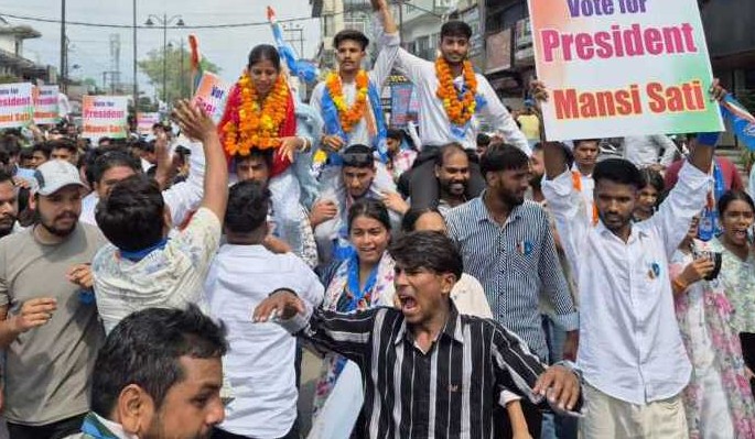 ऋषिकेश: एनएसयूआई की जोरदार नामांकन रैली, मानसी सती समेत तीन प्रत्याशियों ने दाखिल किए नामांकन।