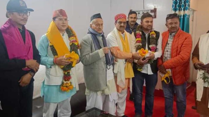 बदरीनाथ: सिंह द्वार से हुई हिमालयन मोटरबाइक चैलेंज की शुरुआत, पूर्व सीएम कोश्यारी ने किया ध्वजारोहण।
