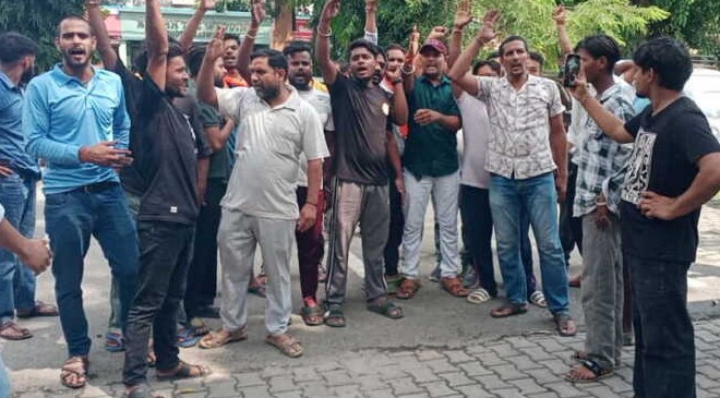 ऋषिकेश: एसी मैकेनिक के साथ युवती का केस, हिन्दू संगठनों ने कोतवाली में मचाया हंगामा