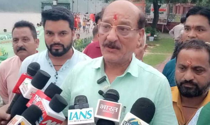 मंत्री उनियाल ने गुजराडा गाँव का लिया जायजा, कहा- ‘हालात गंभीर, विस्थापन पर होगा फैसला’
