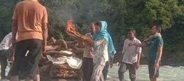 पिता की अचानक मृत्यु के बाद बेटी ने दी मुखाग्नि, पिथौरागढ़ में टूटी सामाजिक परंपराएं