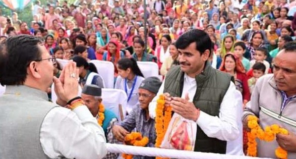 सीएम धामी ने चम्पावत में जनसंवाद को तरजीह, ग्रामीणों से रूबरू बातचीत की