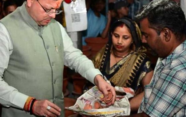 दीपावली पर सीएम धामी ने दिया ‘स्वदेशी अपनाओ’ का संदेश, खटीमा में खरीदे स्थानीय उत्पाद