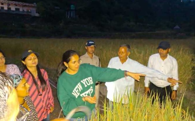 जिलाधिकारी की मौजूदगी में भंडार गांव में हुई धान की फसल कटाई, ग्रामीणों की सिंचाई समस्या का तुरंत निपटारा