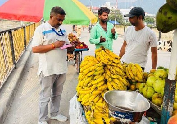मुनि की रेती: सिंगल यूज प्लास्टिक पर नगर पालिका की कार्रवाई, 10 दुकानदारों पर कटे 2900 रुपये के चालान