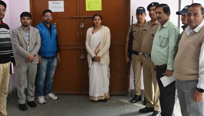 टिहरी: जिलाधिकारी नितिका खंडेलवाल ने ईवीएम व वीवीपैट वेयरहाउस का किया निरीक्षण।