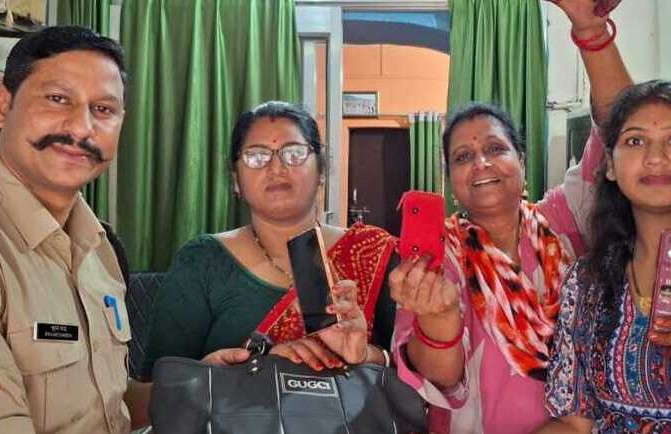 ऋषिकेश पुलिस की सफलता: गुम हुआ कीमती पर्स सीसीटीवी की मदद से किया बरामद, राजस्थान की महिला ने की तारीफ।