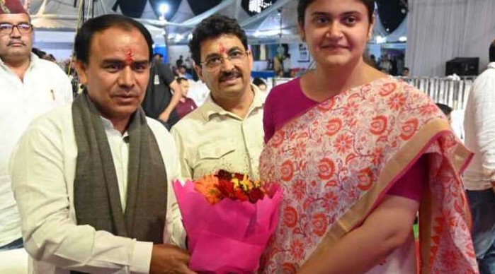 मुनि की रेती: सरस मेले की सांस्कृतिक संध्या में दिखा स्वास्थ्य मंत्री का उत्साह, कलाकारों के साथ खिंचवाया फोटो।