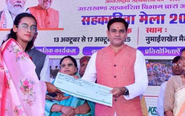 बागेश्वर: सहकारिता मेले में 24 किसानों को 30 लाख के ब्याज मुक्त ऋण का वितरण, मंत्री सौरभ बहुगुणा ने कहा- स्थानीय उत्पादों की बढ़ रही मांग।