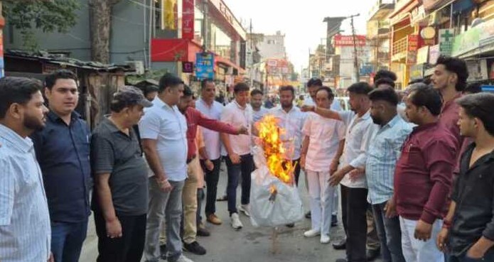 ऋषिकेश: कांग्रेस कार्यकर्ताओं ने पुलिस के खिलाफ किया पुतला दहन