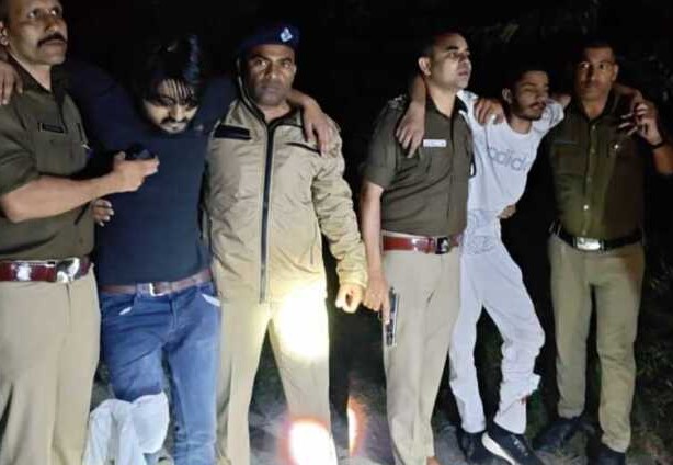 लालतप्पड़ में चेकिंग के दौरान पुलिस पर बदमाशों ने चलाई गोली, मुठभेड़ के बाद दो गिरफ्तार