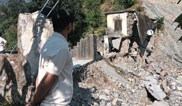 सेबुवाला गांव में बाढ़ से तबाही, कांग्रेस नेता मोहित उनियाल ने लिया जायजा