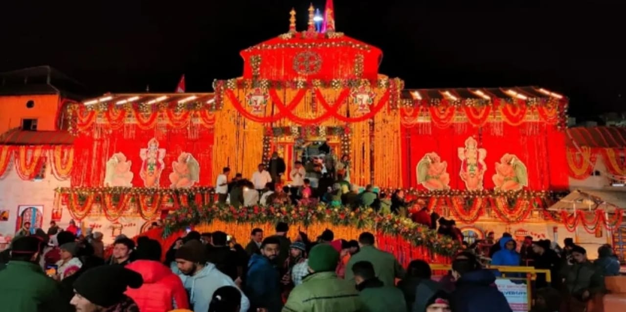 केदारनाथ और बदरीनाथ में धूमधाम से मनाई दीपावली, हज़ारों दीयों की रोशनी से जगमगाए दोनों धाम