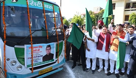 हल्द्वानी में सिटी बस सेवा का हुआ शुभारंभ, मुख्यमंत्री धामी ने दिखाई हरी झंडी।