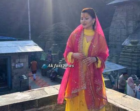 उर्वशी रौतेला का जागेश्वर धाम में आगमन, श्रद्धालुओं में उत्साह