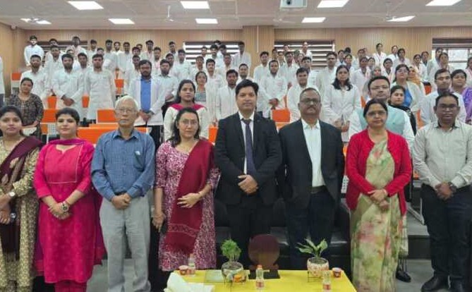 सुल्तानपुर: मेडिकल कॉलेज में विश्व मधुमेह दिवस पर आयोजित हुआ जागरूकता कार्यक्रम, 100 छात्रों की हुई ब्लड शुगर जांच